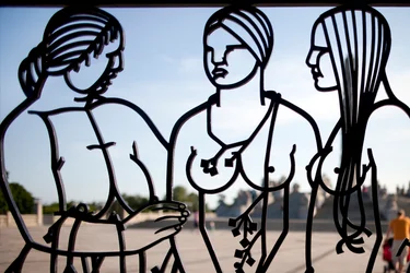 Brama wejściowa do Parku Rzeźby, trzy samice żelazne detal z 346456